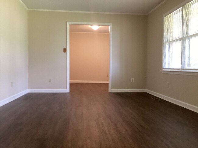 Building Photo - Lovely 3-Bedroom, 2-Bathroom Ranch