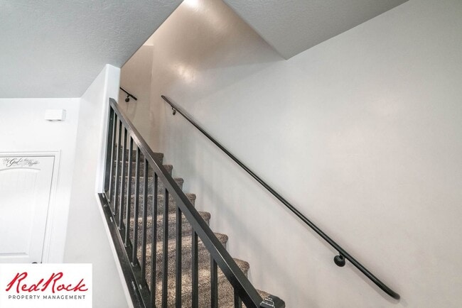 Building Photo - Pet Friendly! Spacious 4 Bedroom Townhome!