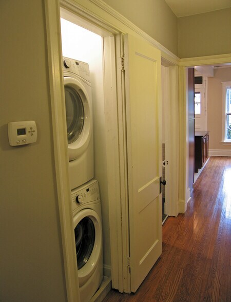 In-Unit Full Size Laundry - 1057 W Balmoral