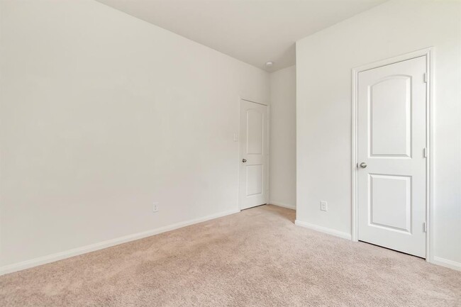 Building Photo - 718 Crystal Lakes Dr