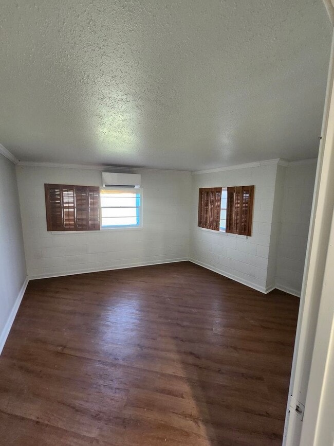 Building Photo - The House Boat Garage Apartment
