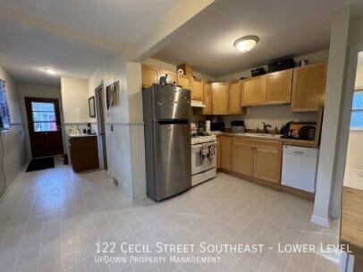 Building Photo - 122 Cecil St SE