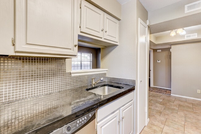 Building Photo - Cozy 1-Bedroom Condo with Modern Amenities...
