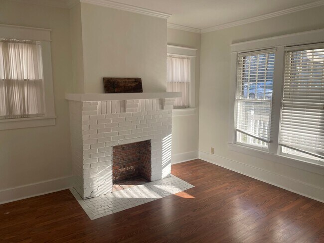 Building Photo - Historic Home 3BR / 2BA Detached Garage, W...