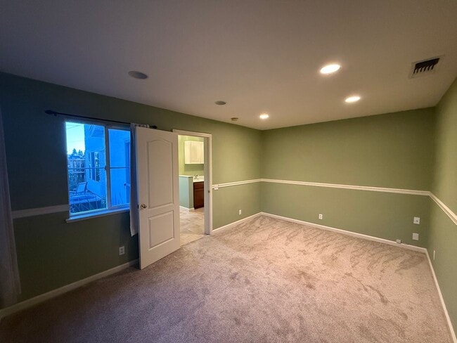 Building Photo - Large two story in Rose Hollow neighborhoo...