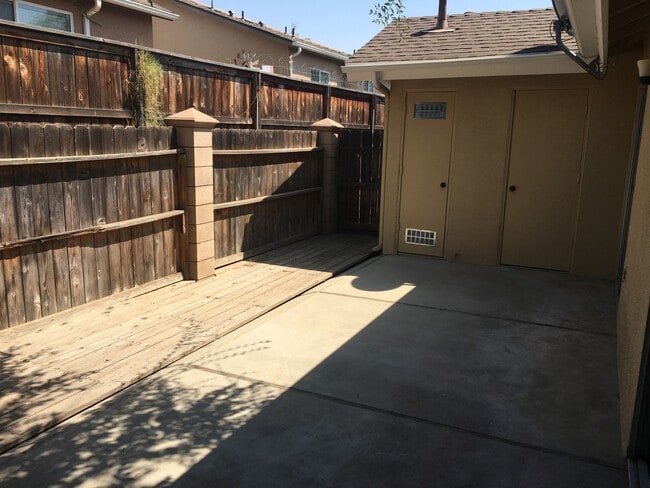 Building Photo - Beautifully Updated 2 Bed 2 Bath