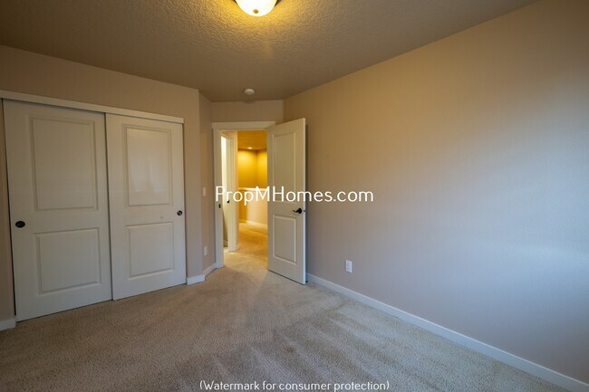 Building Photo - Three Bedroom Townhome in Great Canby Neighborhood!