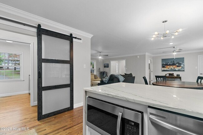 Building Photo - 450 Crestview Rd