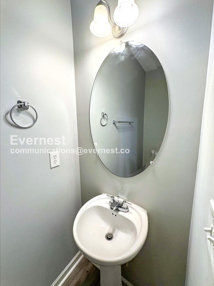 Building Photo - 8616 Thomas Ln