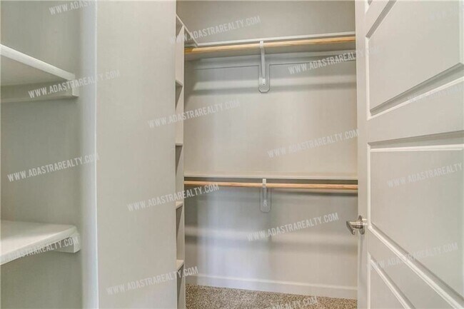 Building Photo - Like New Blue Valley Townhome-Available NOW!!