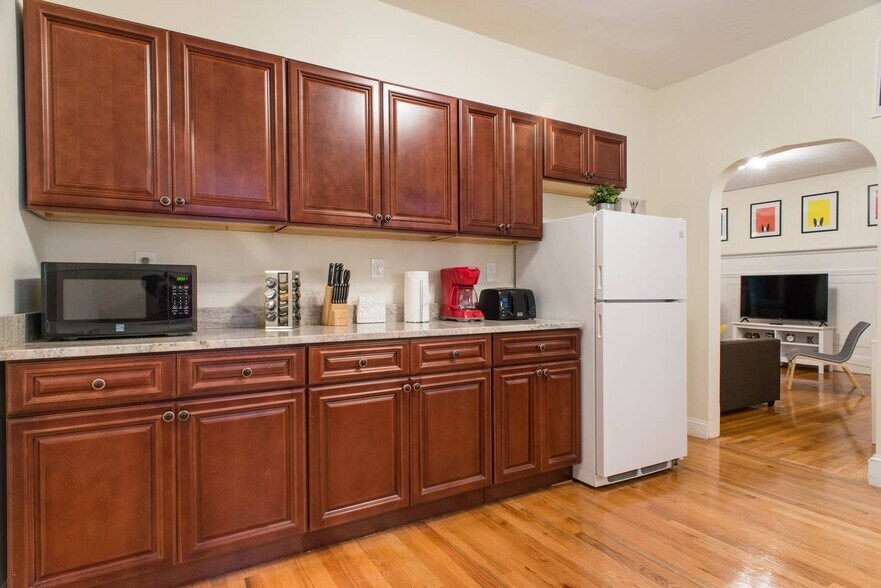 Building Photo - 1253 Beacon St