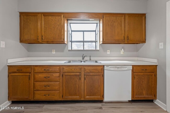 Building Photo - 1054 Pine Dr
