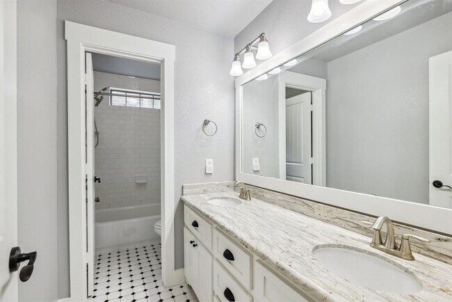 Building Photo - 12336 Pebble View Dr