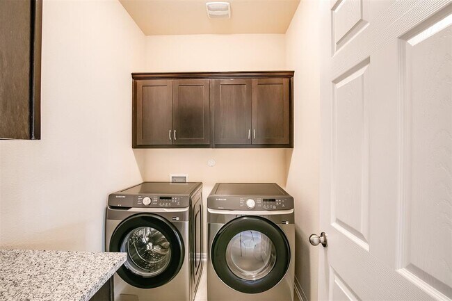 Building Photo - 905 Falkland Trace