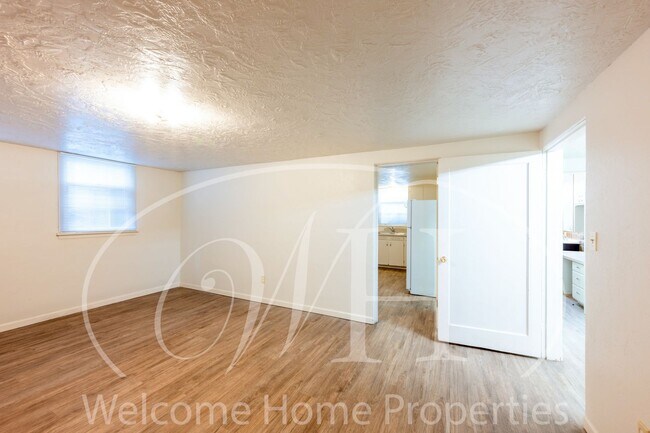 Building Photo - 427 SW Bade Ave