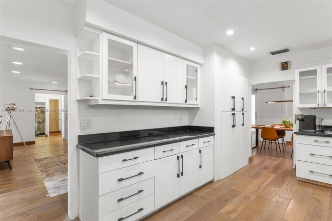 Building Photo - 8220 Hawthorne Ave