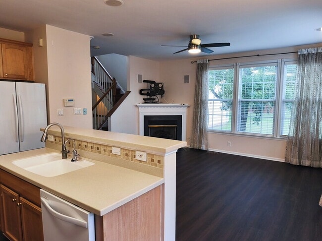 Building Photo - Exceptional End-Unit Townhome with Expansi...