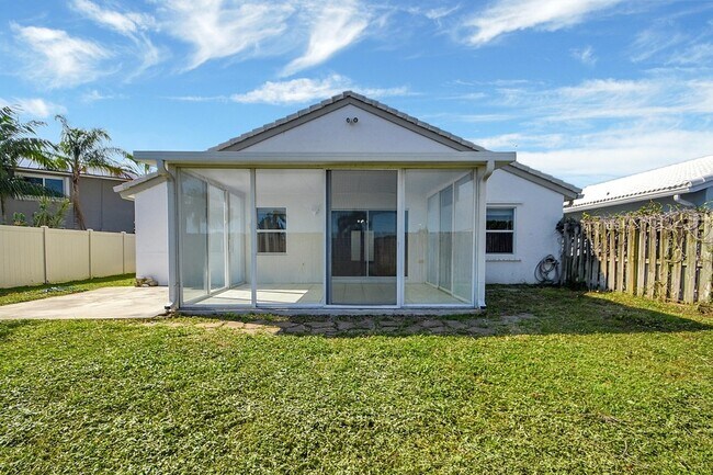 Building Photo - 215 NW 40th Ave