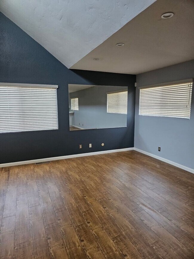 Building Photo - 2 bedroom condo near downtown Morro Bay