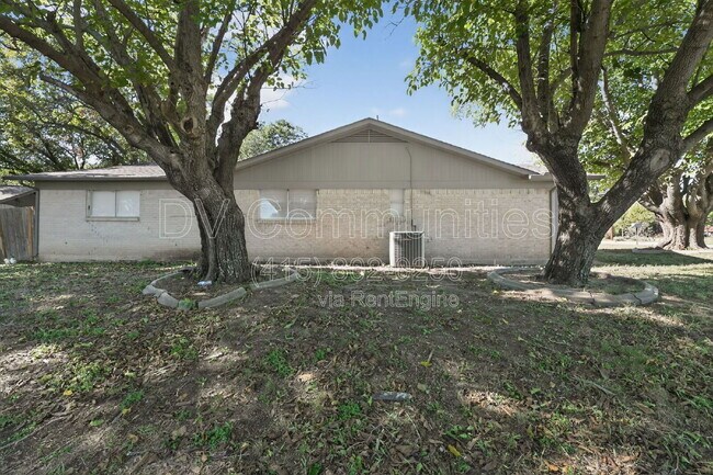 Building Photo - 936 N Las Vegas Trail