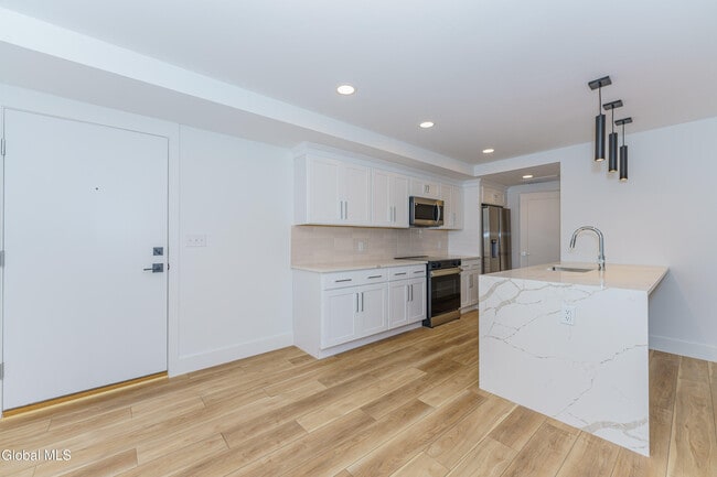 Building Photo - 9 Laura Dr