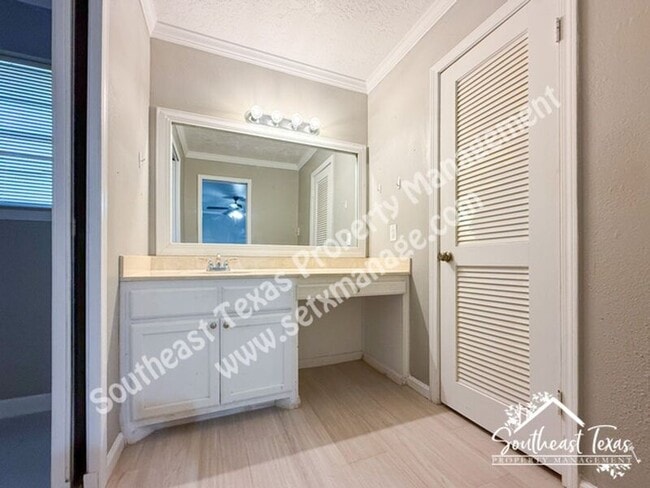 Building Photo - 5180 Wildwood Dr