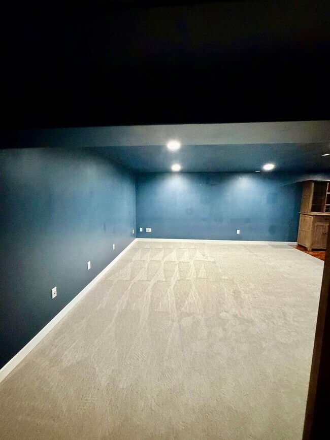 Building Photo - Renovated Milliken Home!