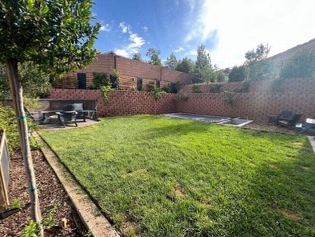 Building Photo - Beautiful, 6 Bedroom Home! 6 or 18 Month Lease!