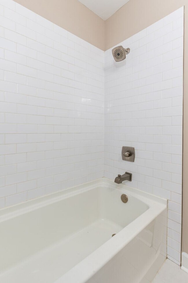 Building Photo - Renovated 3-Bed, 2-Bath Brick Home – Spaci...