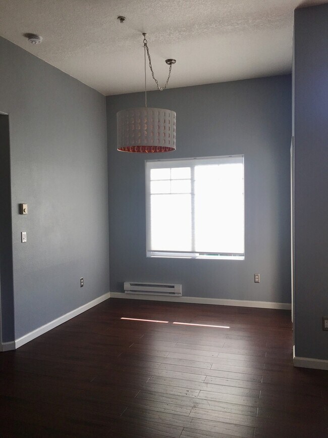 Building Photo - Gorgeous 2BD Condo in Desirable Progress Ridge Location!  High End Finishes, Great View!