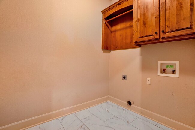 Building Photo - Executive Bentonville Home convenient to WM Home Office and more!