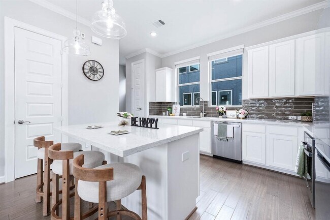 Building Photo - 2022 Groveland Glen Dr