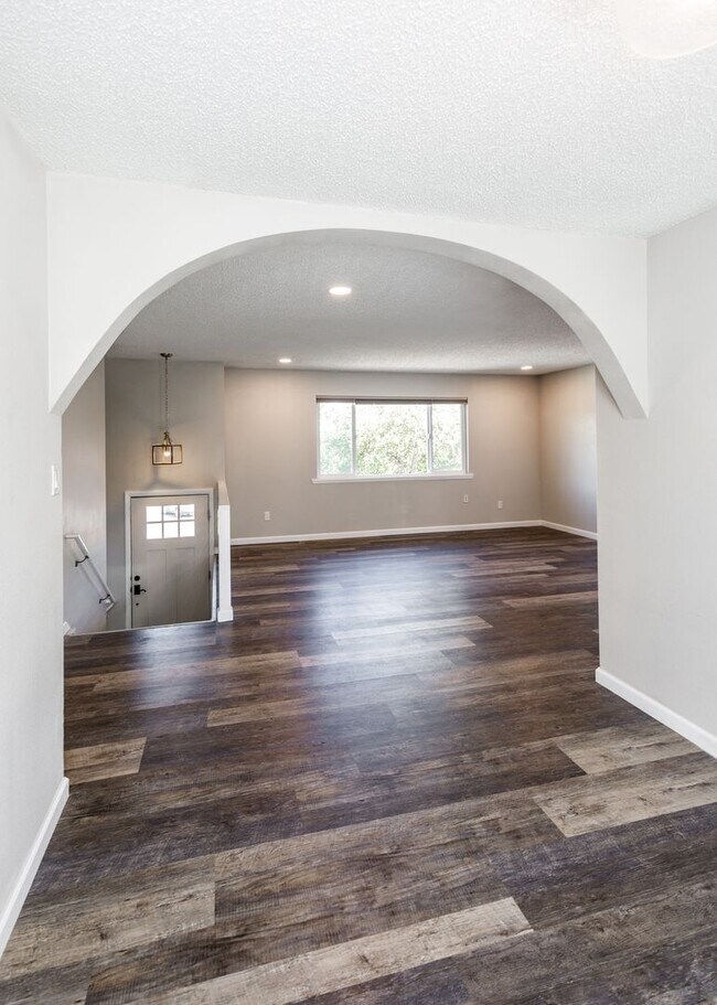 Building Photo - Charming 3 Bed Home Centrally located, Lar...