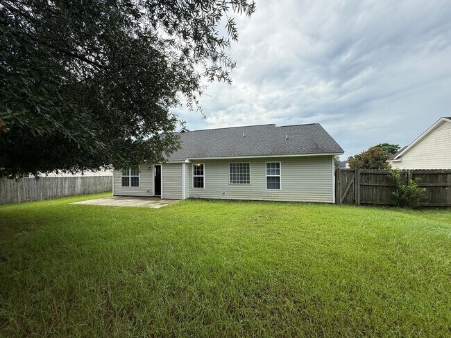 Building Photo - Beautiful 3 Bed Plus Bonus Room Raeford Home
