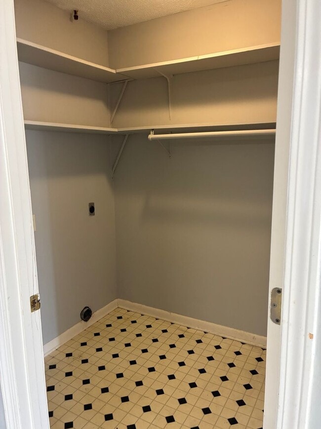 Building Photo - Comfortable West End Home