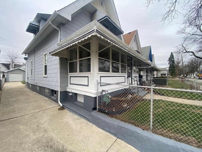 Building Photo - 3 Bed 2 Bath