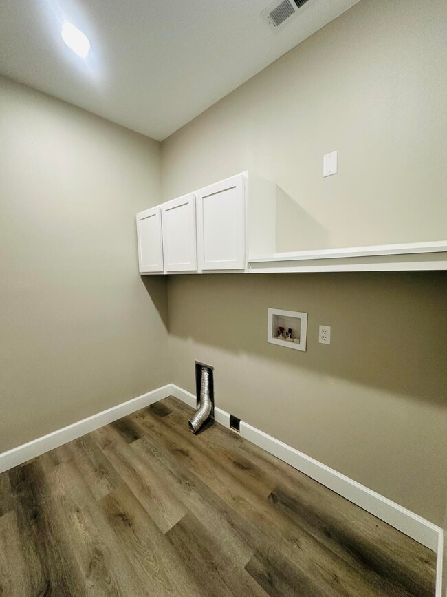 Building Photo - 726 Vine Dr