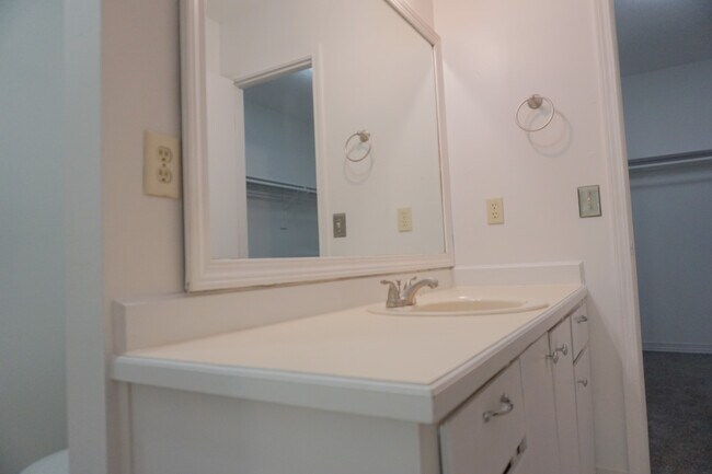 Building Photo - 111 Palmetto Dr