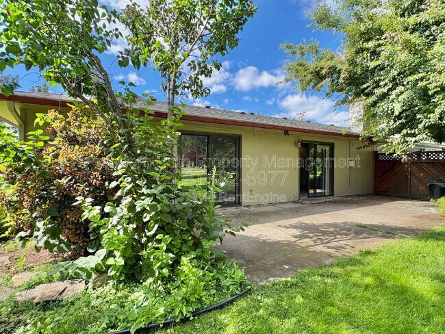 Building Photo - 2707 Fairway Dr