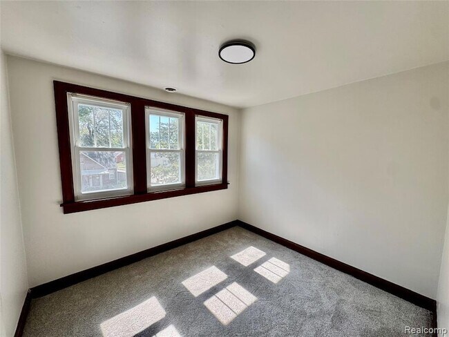 Building Photo - 15511 N Park Ave