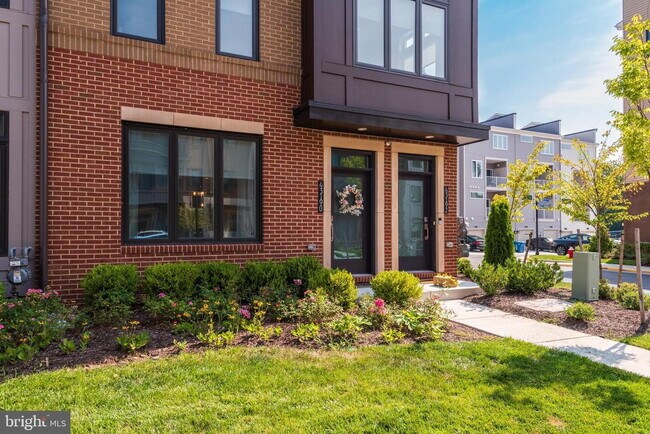 Building Photo - MOVE-IN READY TOWNHOUSE-STYLE CONDO IN ASHBURN