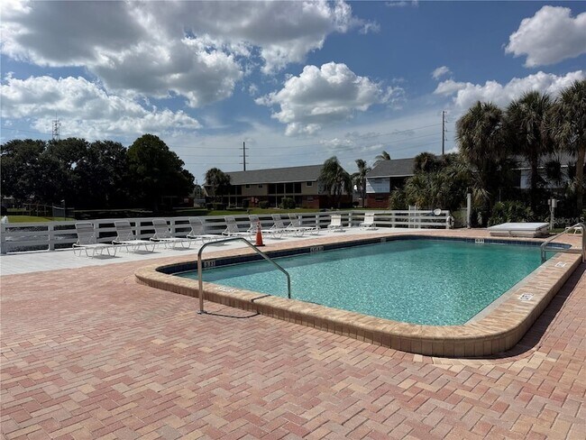 Building Photo - 200 Country Club Dr