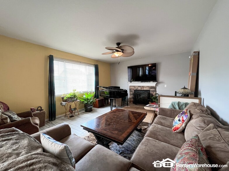 Building Photo - 25104 E Pinewood Pl