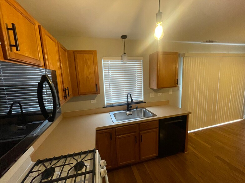 Building Photo - 3510 Meadow Lily Dr