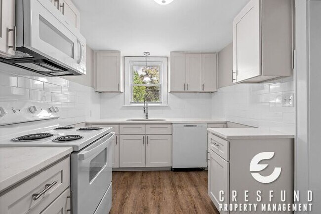 Building Photo - 3 Bedroom, 1 Bath with Fresh and Modernize...