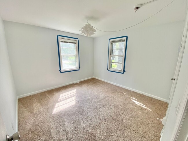 Building Photo - 146 Ethan Allen Pkwy