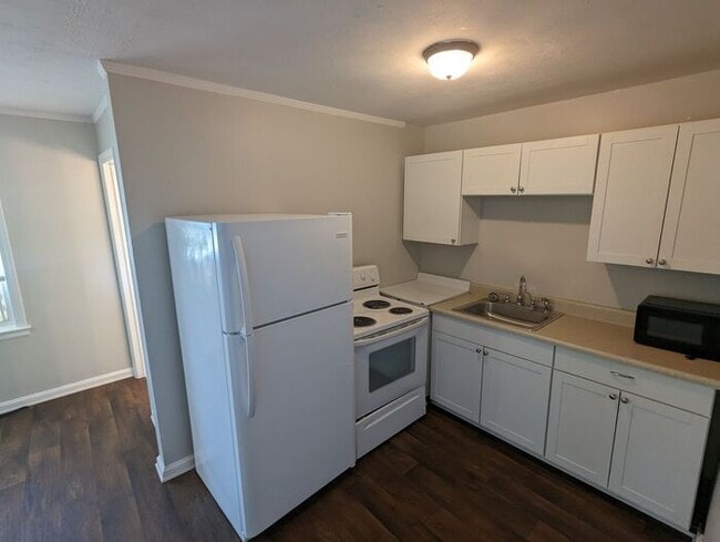 Building Photo - Charming 2BD/1BA End Unit