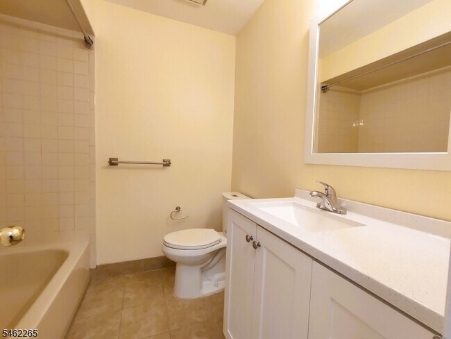 Building Photo - 1807 Green Hollow Dr