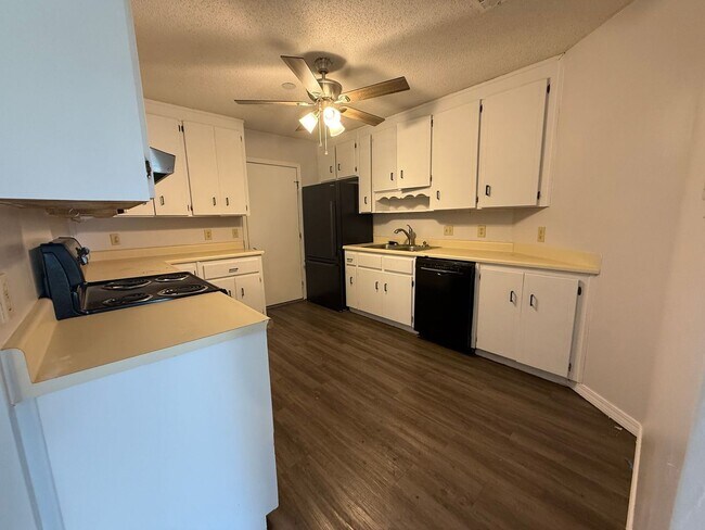 Building Photo - Gulf Breeze - Paradise Bay - 3 bedroom, 2 bathroom w/ lawn care included