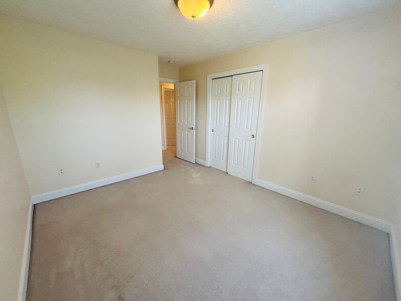 Building Photo - 385 Oaktree Blvd